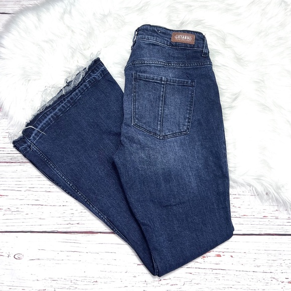 👖|•SHYANNE•| Dark Wash Flare Jeans Size 31👖 - Picture 1 of 7
